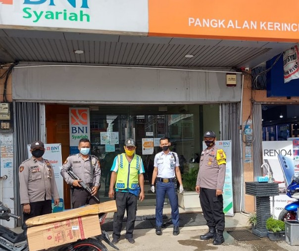 Personel Polsek Pangkalan Kerinci saat patroli di kantor BNI Pangkalan Kerinci, Kabupaten Pelalawan, Kamis (7/1/2021). Foto: Istimewa.