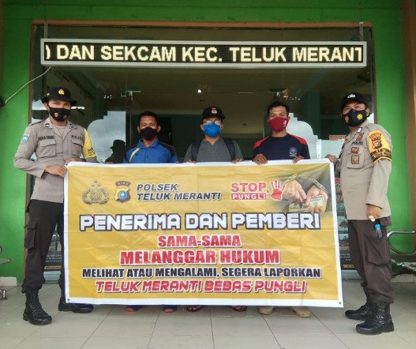 Personel Polsek Teluk Meranti melakukan sosialisasi Saber Pungli di Kantor Kecamatan Teluk Meranti, Kamis (7/1/2021). Foto: Istimewa.