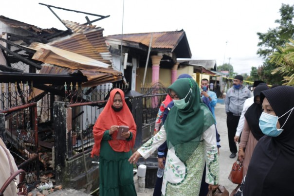 Dekranasda Siak mengunjungi korban kebakaran di Perawang