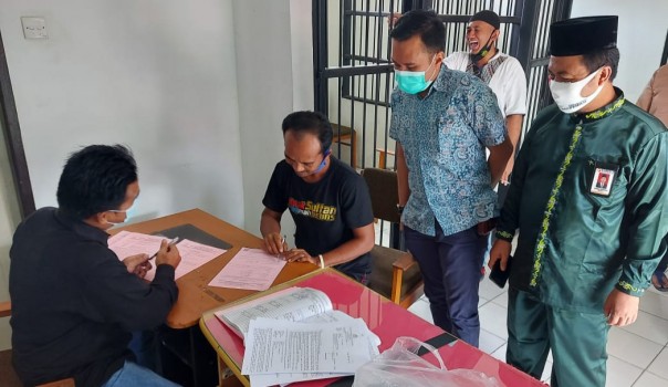 Penyidik Polres Inhu melimpahkan berkas tersangka politik uang berikut barang bukti ke Kejari Inhu