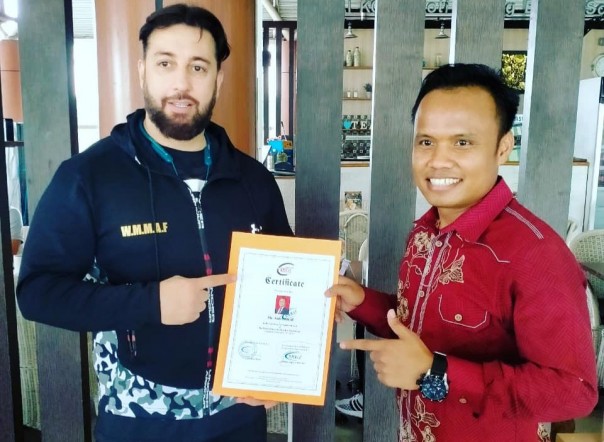 Vice President WMMAF, Mohsen Baghban Khorrami menyerahkan sertifikat penunjukan Ketua Pengprov IBA-MMA Riau, Anis Murzil sebagai Presiden WMMAF Asia Tenggara