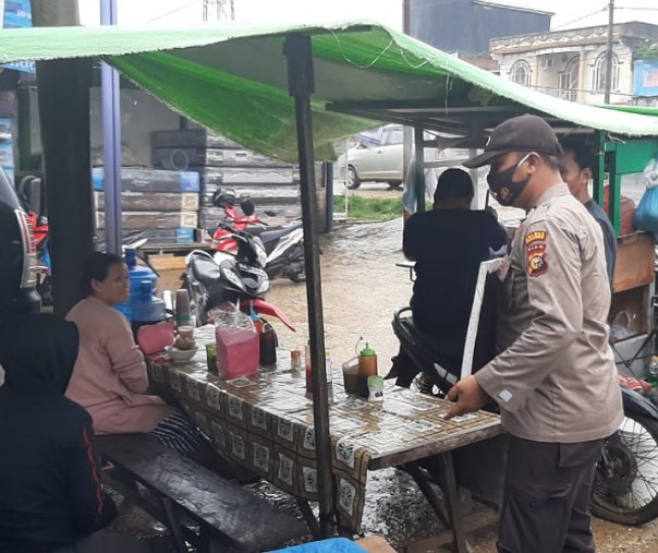 Personel Polsek Ukui tetap patroli di Jalan Lintas Timur Sumatera di saat cuaca mendung dan gerimis, Minggu (10/1/2021). Foto: Istimewa.