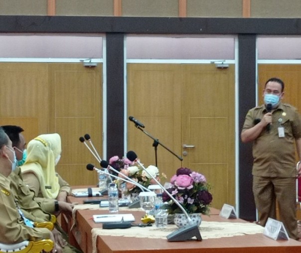Sekretaris Dinkes Kota Pekanbaru Dokter Zaini Rizaldy dalam Rapat Checking Akhir Tim Persiapan Penyelenggaraan Vaksinasi Covid-19 di Kompleks Perkantoran Tenayan Raya, Selasa (12/1/2021). Foto: Surya/Riau1.