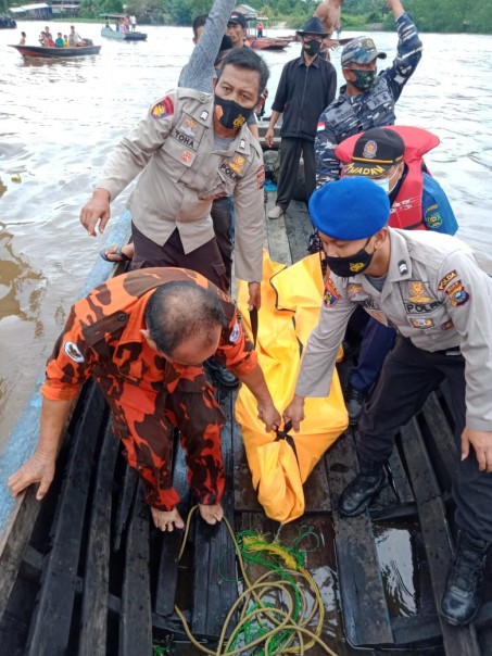 Tim Gabungan evakuasi jasad korban tenggelam di Perairan Perawang