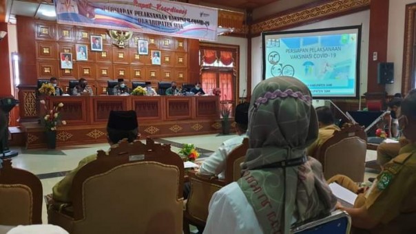 Bupati Siak, Alfedri saat memimpin rapat persiapan vaksin Covid-19