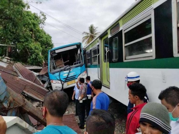 Bus Trans Padang Ditabrak Kereta Api Bandara Minangkabau Ekspres, Tidak ada Korban Jiwa/langgam