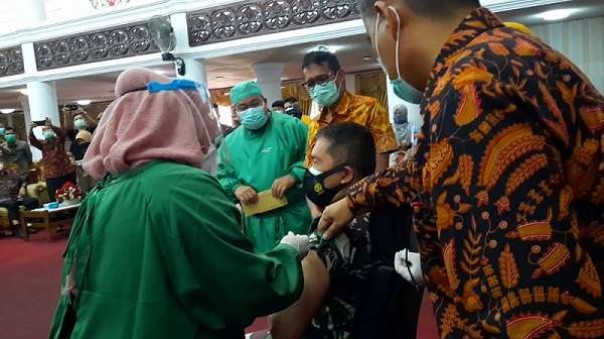 Danrem 032 Wirabraja Brigjen TNI Arif Gadjah Mada Mendapat Vaksin Covid Pertama di Sumbar/langgam