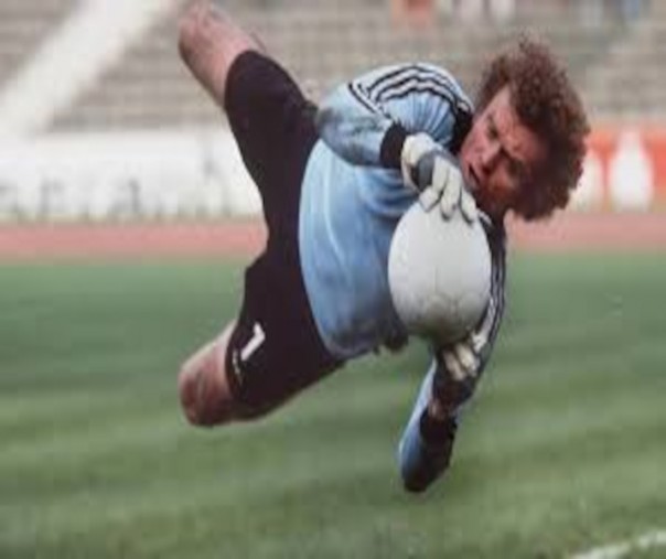 Sepp Maier saat menangkap bola (Foto: Istimewa/Facebook)