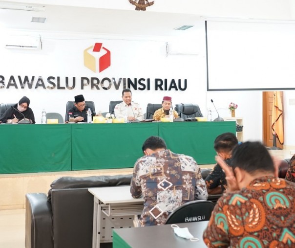 Komisioner Bawaslu Riau saat rapat bersama komisioner Bawaslu lima kabupaten soal sidang gugatan MK, Kamis (14/1/2021). Foto: Bawaslu Riau. 