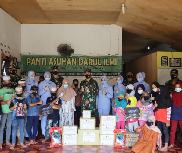 Komandan Skadron Udara 12 Letkol (Pnb) Fardinal Umar didampingi istri, Vina Fardinal (tengah) yang juga selaku Ketua Ranting PIA Ardhya Garini, foto bersama anak Panti Asuhan Darul Ilmi, Jumat (15/1/2021). Foto: Istimewa. 