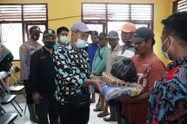 Pemkab Siak Berikan 100 Paket Sembako Untuk Korban Banjir di Kampung Teluk Lanus