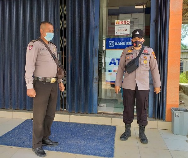 Personel Polsek Bunut saat patroli di ATM BRI, Sabtu (16/1/2021). Foto: Istimewa. 