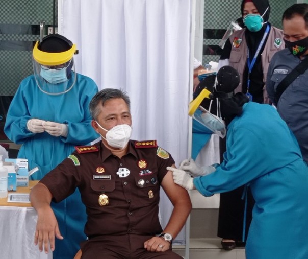 Kajari Pekanbaru Andi Suharlis merupakan salah seorang tokoh publik yang disuntik vaksin Sinovac pada 14 Januari 2021. Foto: Surya/Riau1.