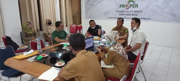 (Pemuda Mahasiswa Riau Bersinergi (PMRB) saat melakukan audiensi ke DInas Lingkungan Hidup dan Kehutanan (DLHK) Provinsi Riau)