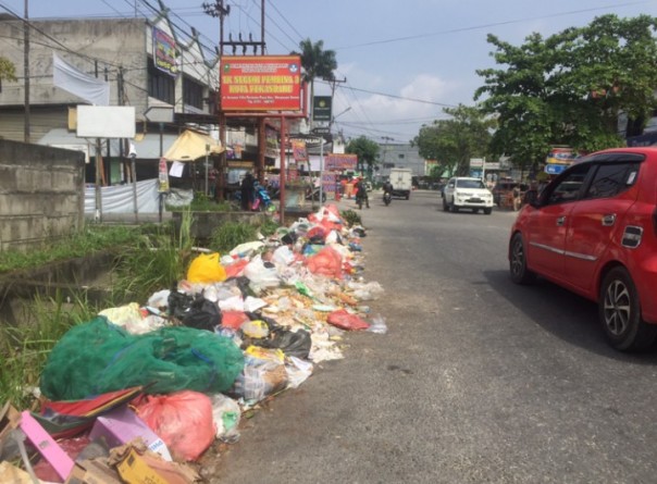 Sampah menumpuk di jalan Paus Pekanbaru/R24