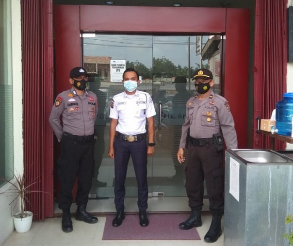 Personel Polsek Bandar Sei Kijang saat patroli di Kantor Bank Riau Kepri, Kamis (21/1/2021). Foto: Istimewa.