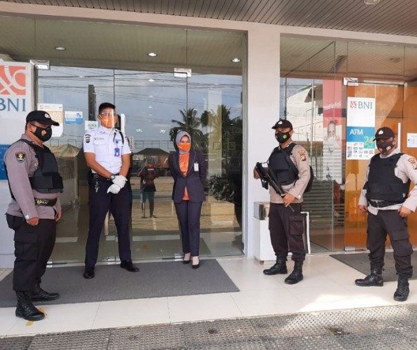 Personel Polsek Ukui saat patroli di Kantor BNI, Kamis (21/1/2021). Foto: Istimewa. 