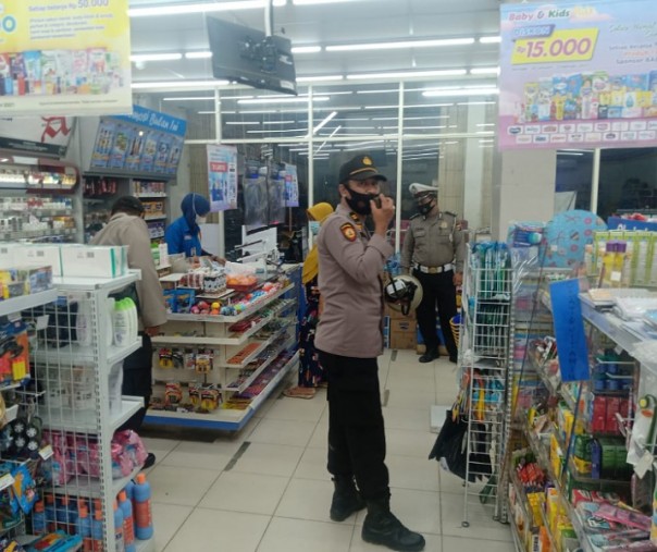 Personel Polsek Pangkalan Kuras saat Operasi Yustisi di swalayan, Rabu (20/1/2021) malam. Foto: Istimewa.