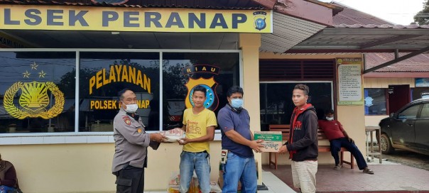 Polres Inhu menyerahkan bantuan paket Sembako secara simbolis kepada perwakilan buruh di halaman Mapolsek Peranap