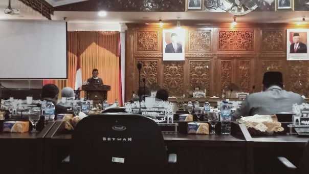 Jubir Dapil I Drs. Darmizar menyampaikan aspirasi Reses Anggota DPRD Kuansing dari Dapil I pada Sidang paripurna DPRD Kuansing/R24