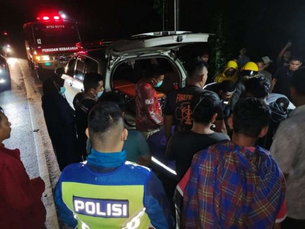 Suasana saat petugas menyelamatkan sopir dump truk yang masuk jurang di kelok 9/langgam