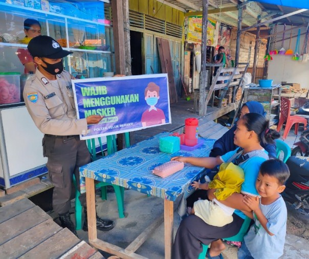 Personel Polsek Teluk Meranti saat sosialisasi prokes di pasar tradisional, Senin (25/1/2021). Foto: Istimewa. 