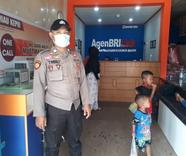 Personel Polsek Kuala Kampar saat patroli di kantor agen BRI Link, Senin (25/1/2021). Foto: Istimewa.