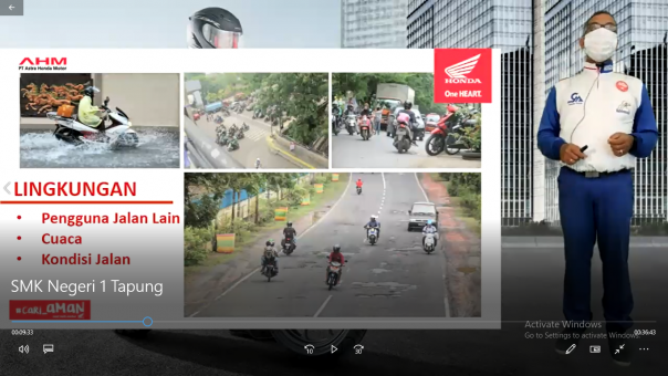 Instruktur Safety Riding Capella  HondaRiau, Steven Vhs menyampaikan materi keselamatan berkendara melalui webinar diikuti 70 siswa SMK 1 Tapung