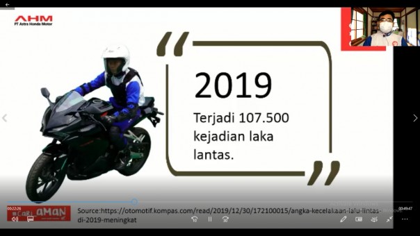 Instruktur Safety Riding Capella  Honda Riau, Abdullah Hamdi menyampaikan materi keselamatan berkendara melalui webinar diikuti 70 siswa SMK 1 Tapung