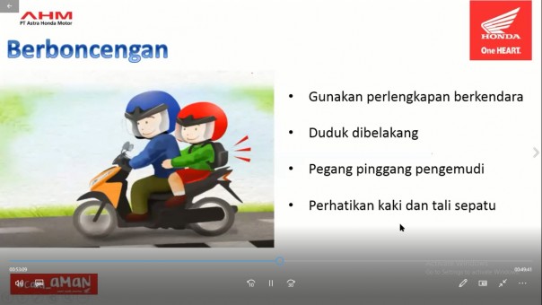 Instruktur Safety Riding Capella  HondaRiau, Steven Vhs menyampaikan materi keselamatan berkendara melalui webinar diikuti 70 siswa SMK 1 Tapung