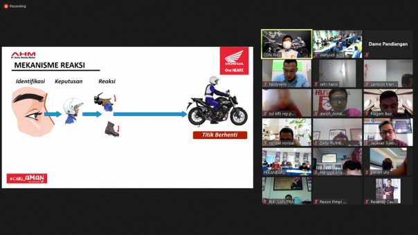 Puluhan karyawan PT Penerbit Erlangga Pekanbaru mengikuti webinar safety riding dari Capella Honda Riau