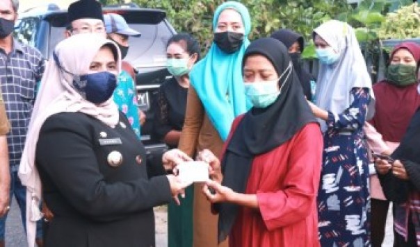 Wako Tanjungpinang Hj Rahma serahkan kartu pelangan gas/presmedia