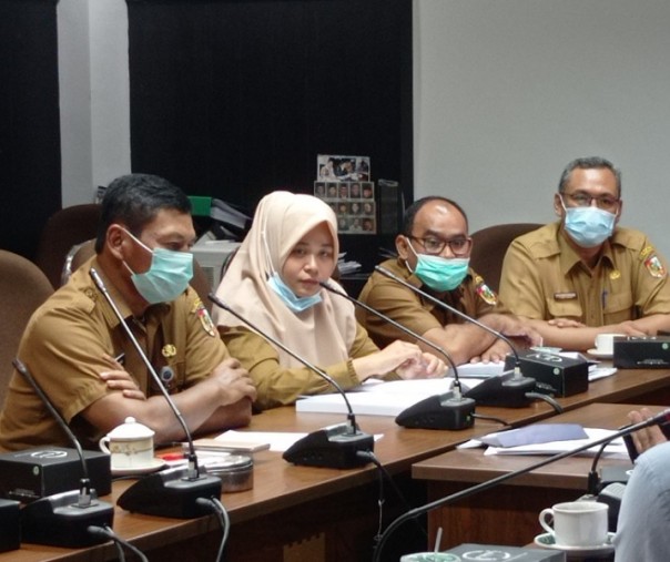 Kepala DLHK Pekanbaru Agus Pramono bersama tim dari LPSE saat rapat dengan pendapat bersama Komisi IV DPRD, Selasa (26/1/2021). Foto: Surya/Riau1.