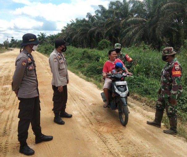 Personel Polsek Teluk Meranti saat sosialisasi prokes bersama personel TNI AD, Rabu (27/1/2021). Foto: Istimewa. 