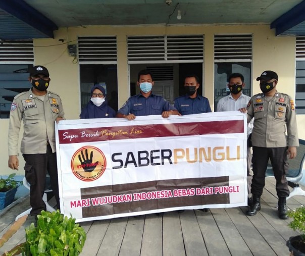 Personel Polsek Kuala Kampar usai sosialisasi Saber Pungli di Kantor Syahbandar Pelabuhan Penyalai, Rabu (27/1/2021). Foto: Istimewa.
