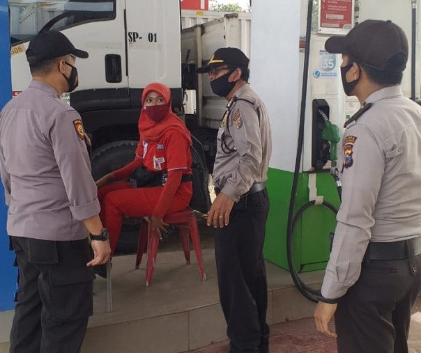 Personel Polsek Pangkalan Kerinci saat patroli di SPBU, Rabu (27/1/2021). Foto: Istimewa. 