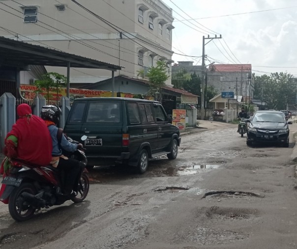 Kondisi Jalan Mangga yang dipenuhi rentetan lubang hingga ke Jalan Ahmad Dahlan yang sedang digali untuk proyek IPAL, Rabu (27/1/2021). Foto: Surya/Riau1.