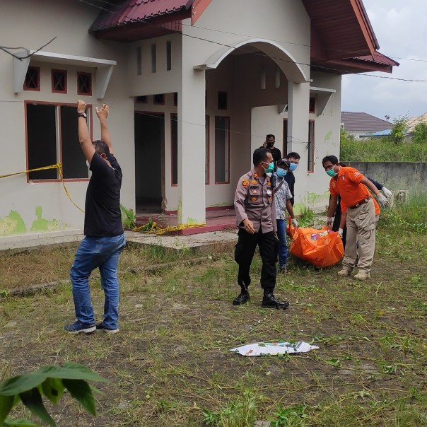 Jasad Rioco saat dievakuasi. (Riau1.com) 