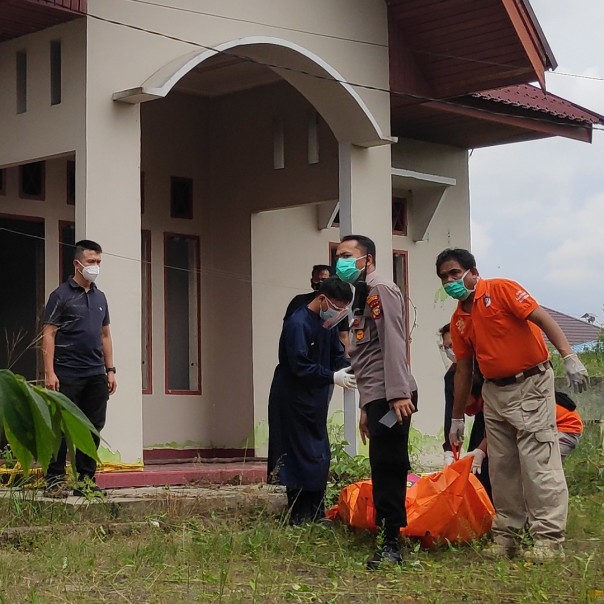 Polisi saat mengevakuasi jasad RH. (Riau1.com) 
