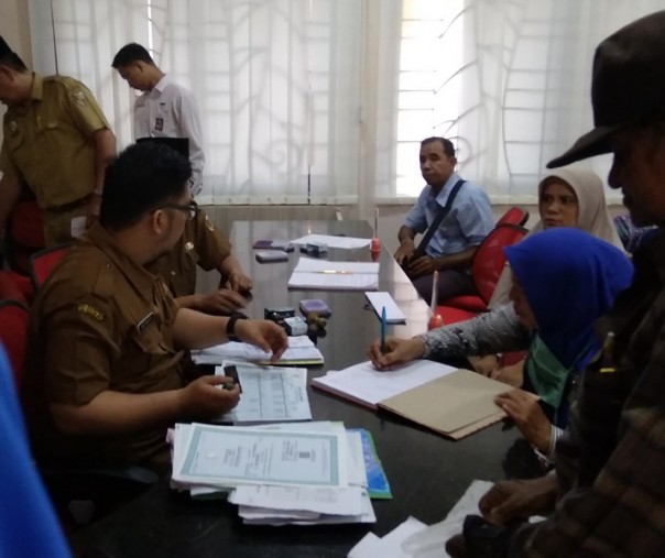 Warga Pekanbaru mengurus Kartu Keluarga di Kantor Disdukcapil Pekanbaru. Foto: Surya/Riau1.