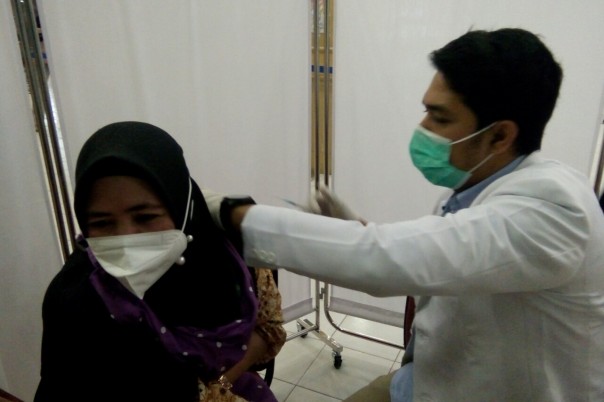 Nakes yang disuntik vaksin Sinovac di RSUD Arifin Achmad