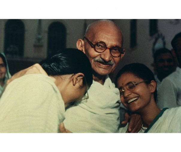 Potret Mahatma Gandhi (tengah) (Foto: Istimewa/internet)