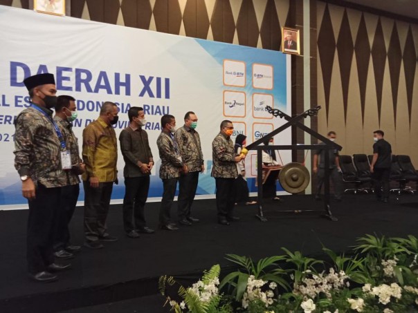Wakil gubernur Riau Edy Natar Nasution memukul gong sebagai tanda dibukanya Musda DPD REI Riau ke XII