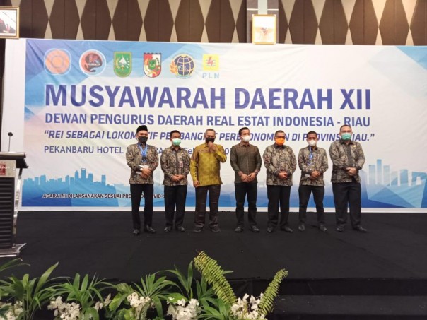 Wakil gubernur Riau Edy Natar Nasution dan pengurus REI berfoto bersama