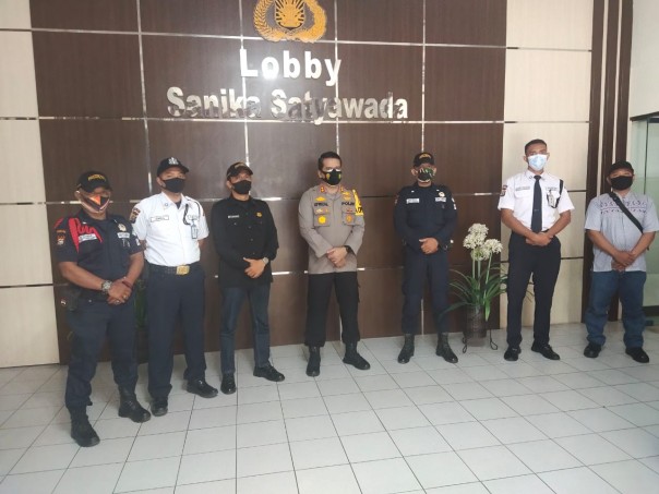 Usai acara, Kapolres Inhu AKBP Efrizal foto bersama dengan personel Satpam di Mako Polres Inhu/yuzwa