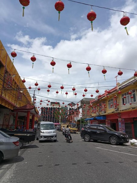 Jelang perayaan tahun baru imlek China, jalan Karet Pekanbaru sudah mulai dipasang lampu lampion