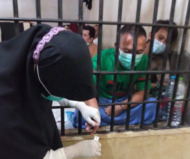 Petugas Puskesmas Bersinar melakukan proses rapid test terhadap tahanan Polsek Pangkalan Lesung, Rabu (3/2/2021). Foto: Istimewa.