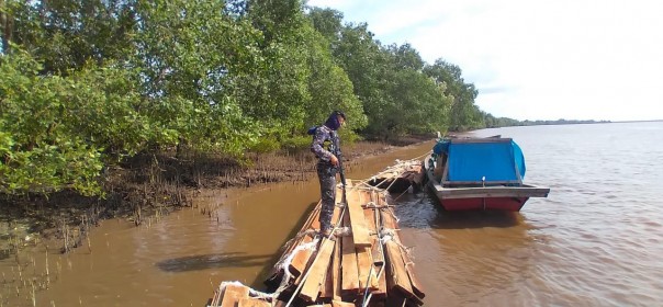 Polairut Polda Riau Amankan 8 M Kubik Kayu Ilegal di Sungai Apit Siak