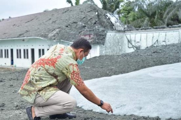 Agung Nugroho di lokasi semburan lumpur dan gas di Tenayan Raya