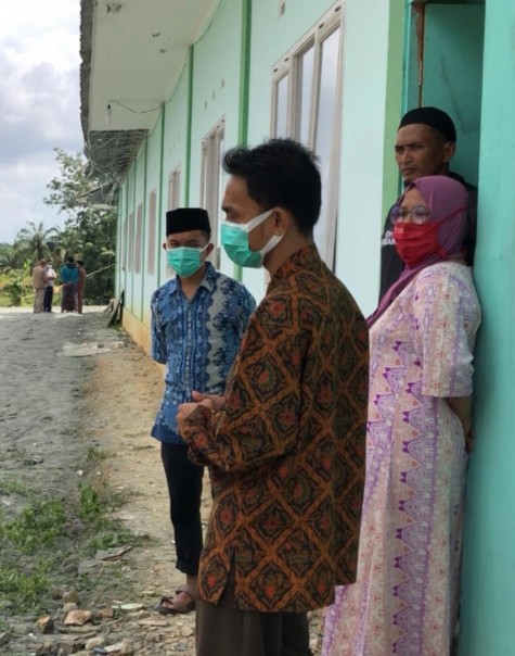 Kepsek Untung Wahyudi saat diwawamcara wartawati Riau1.com